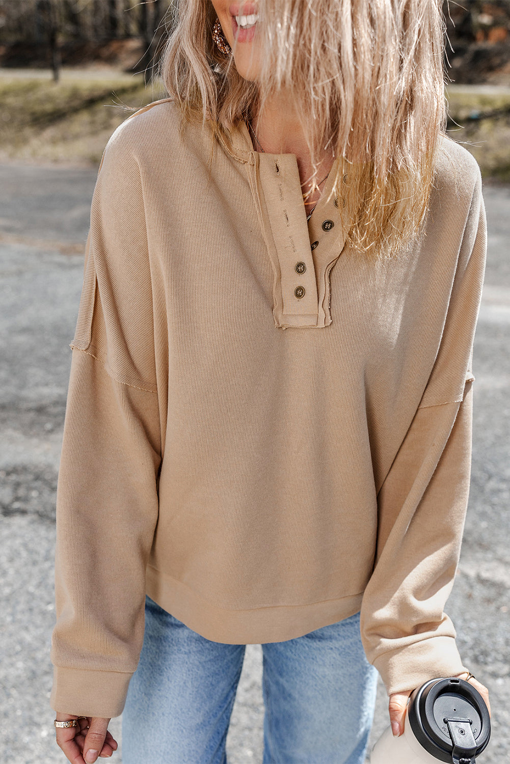 Sweat à capuche décontracté avec boutons et bordure en patchwork uni
