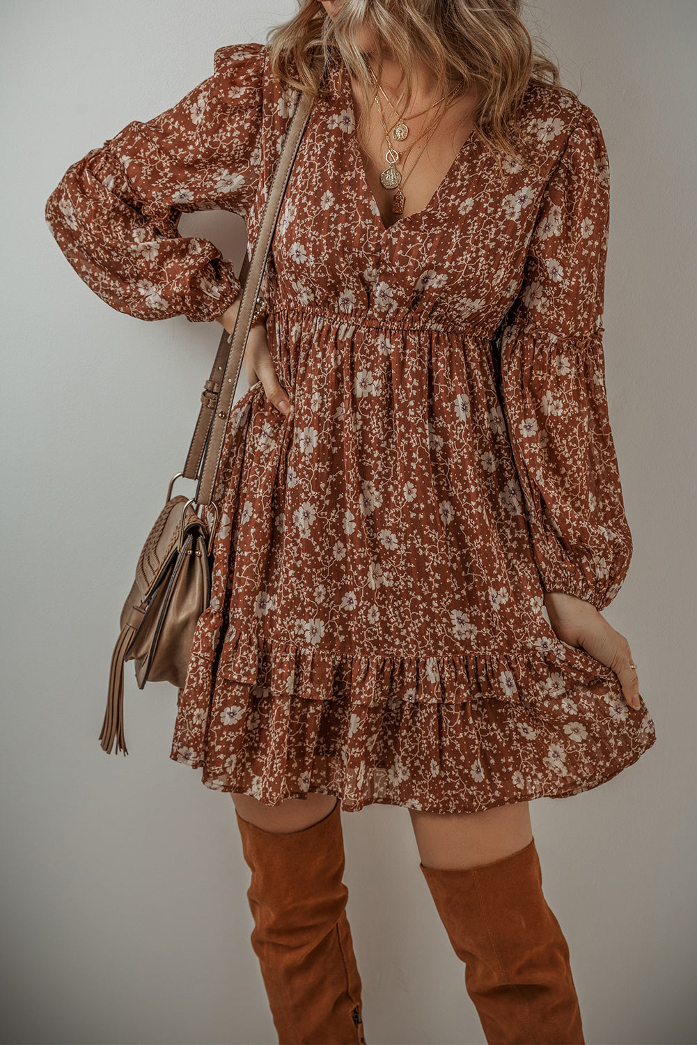 Mini-robe bohème florale à volants et manches bouffantes, col en V