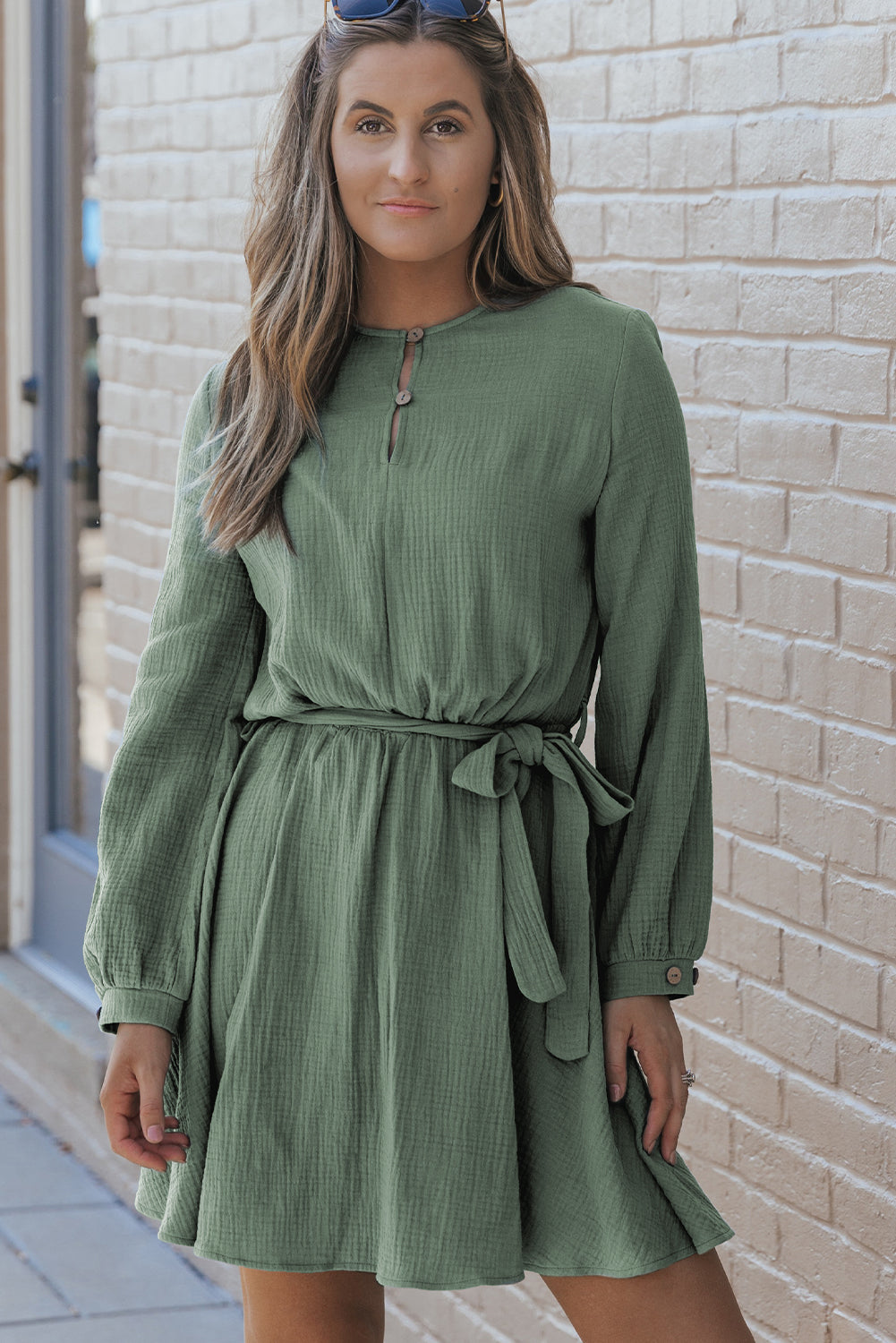 Mini-robe plissée ceinturée à manches bouffantes et col boutonné