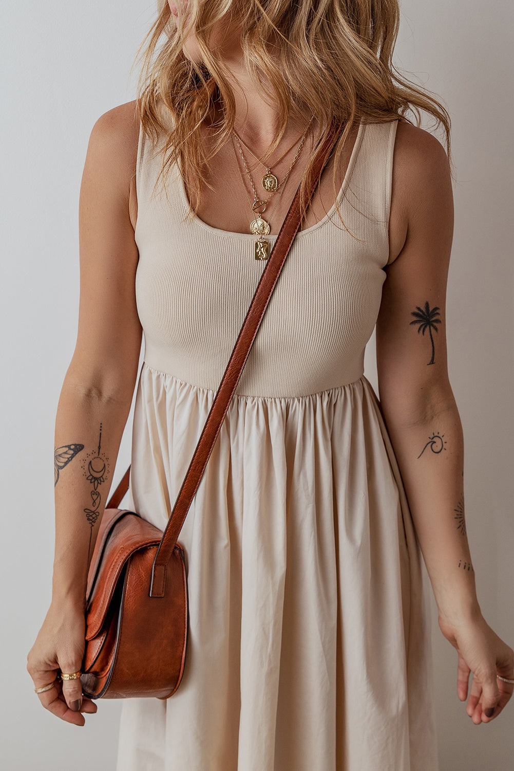 Robe longue plissée sans manches avec corsage côtelé et col rond