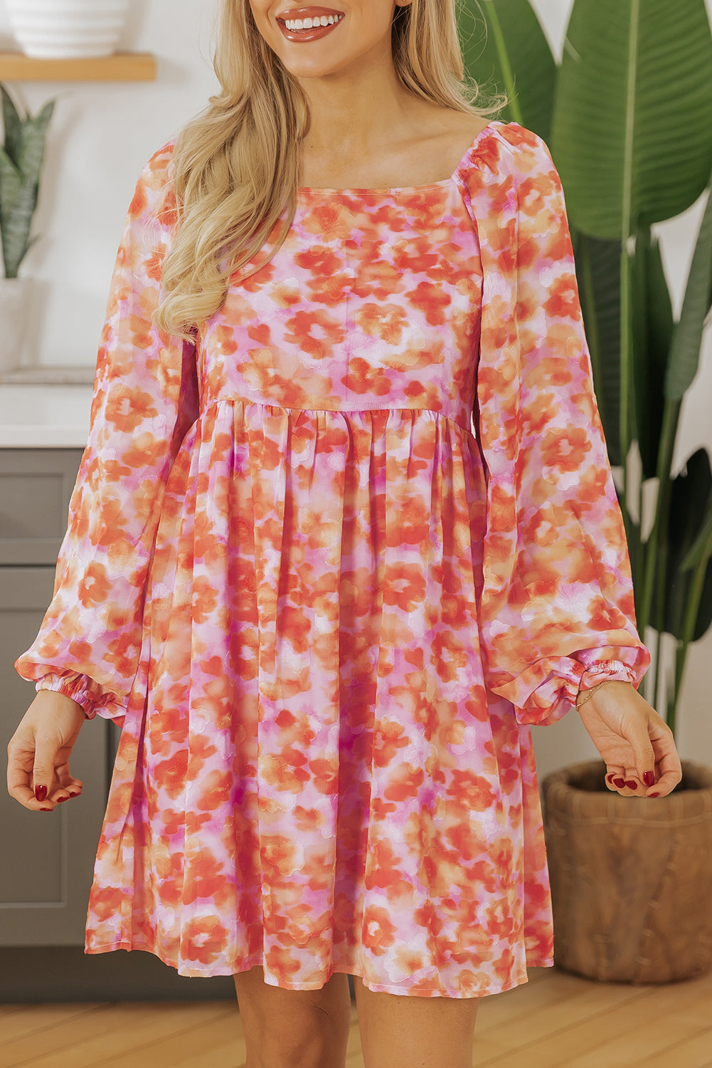 Mini-robe taille haute a imprimé floral et col carré