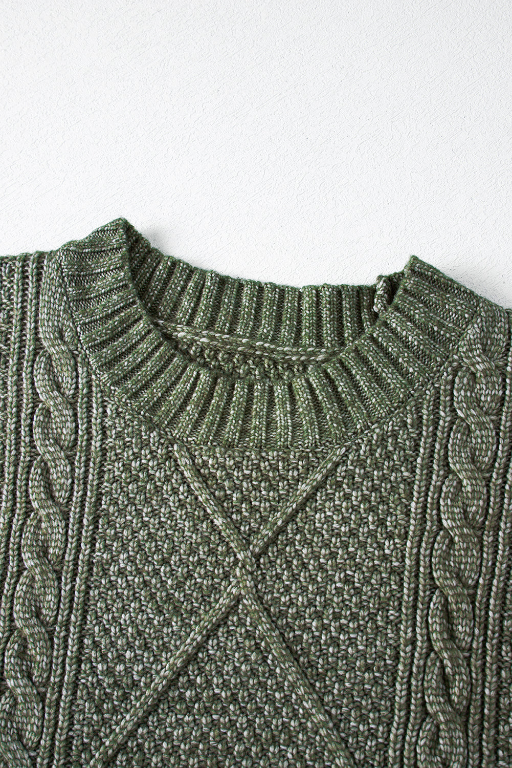 Robe pull coupe ample en tricot torsadé a épaules tombantes