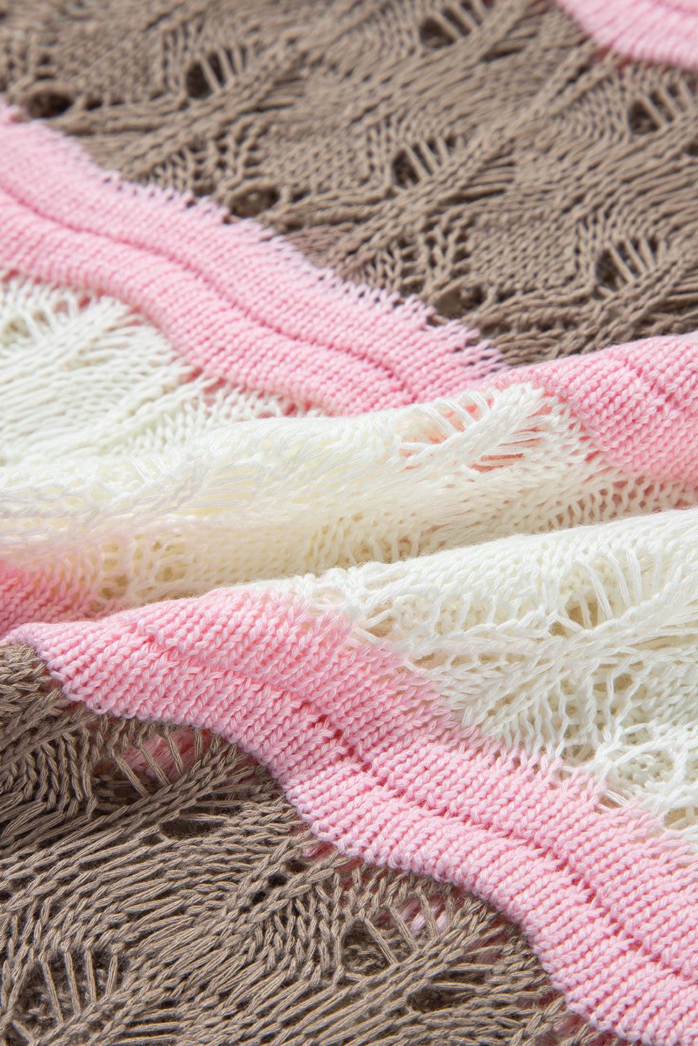 Pull a manches mi-longues en crochet ajouré avec blocs de couleurs