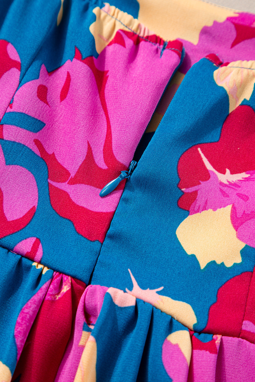 Robe florale à volants et manches bulles bleu foncé à col carré