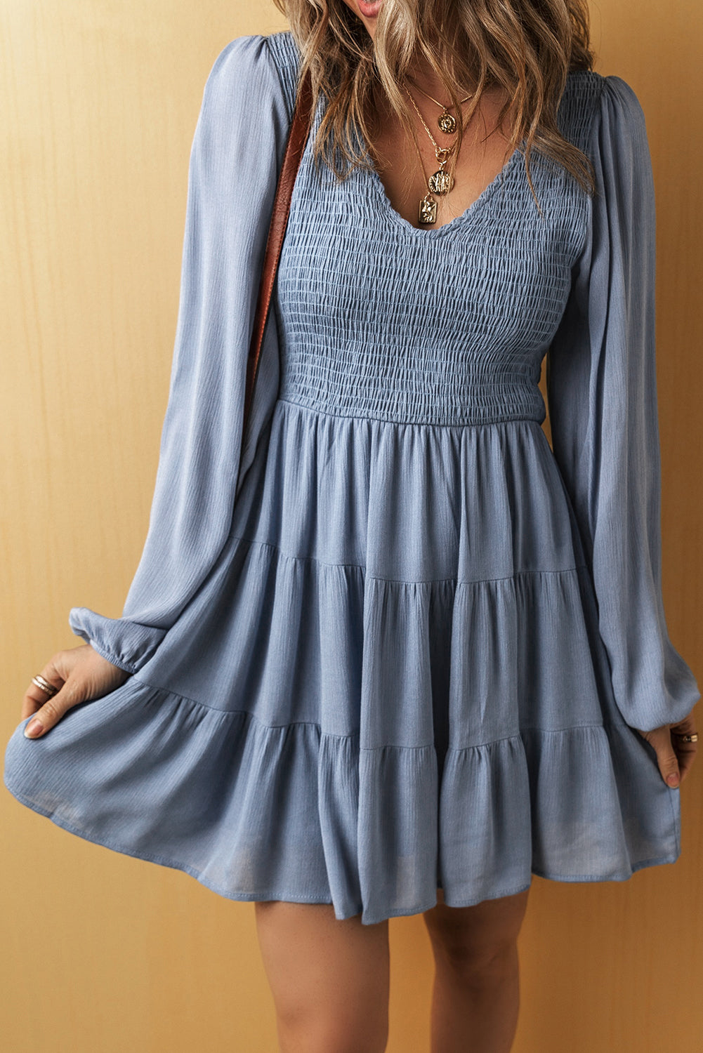 Mini-robe smockée a plusieurs niveaux et manches longues, col en V