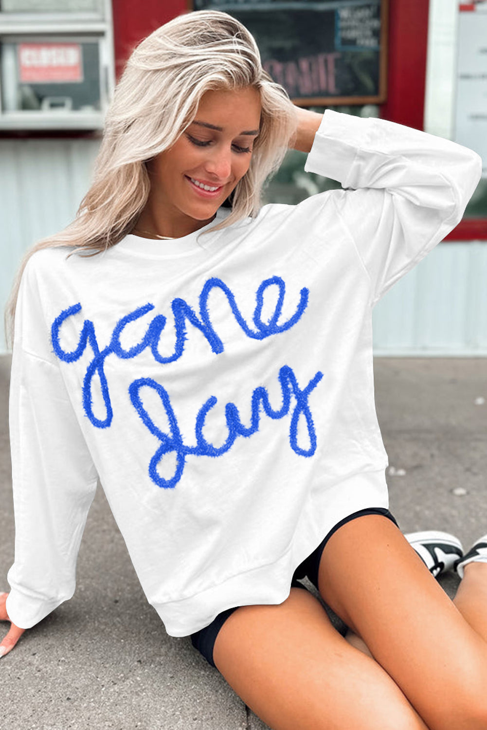 Tinsel Game Day - Sweat-shirt graphique a épaules tombantes