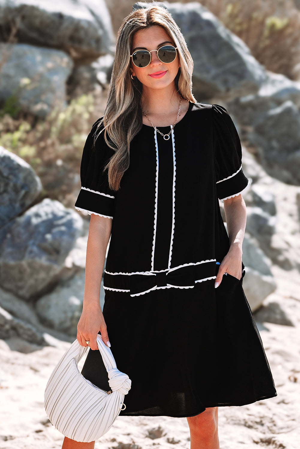 Robe droite à manches mi-longues et bordure festonnée contrastée avec nœud