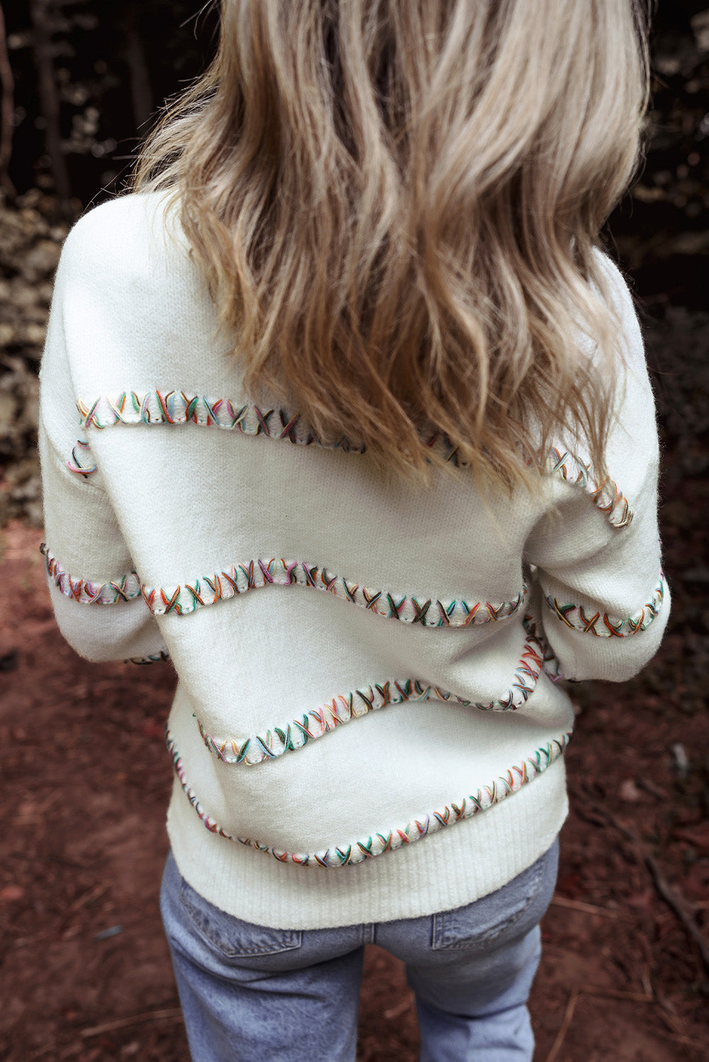 Pull coloré à épaules tombantes et points croisés