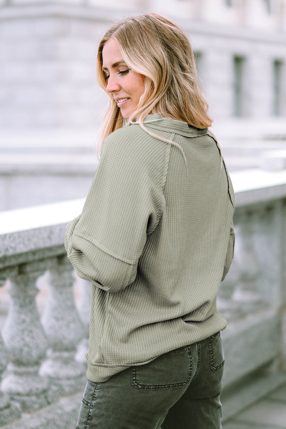 Cardigan vert en tricot gaufré avec boutons et coutures apparentes sur le devant