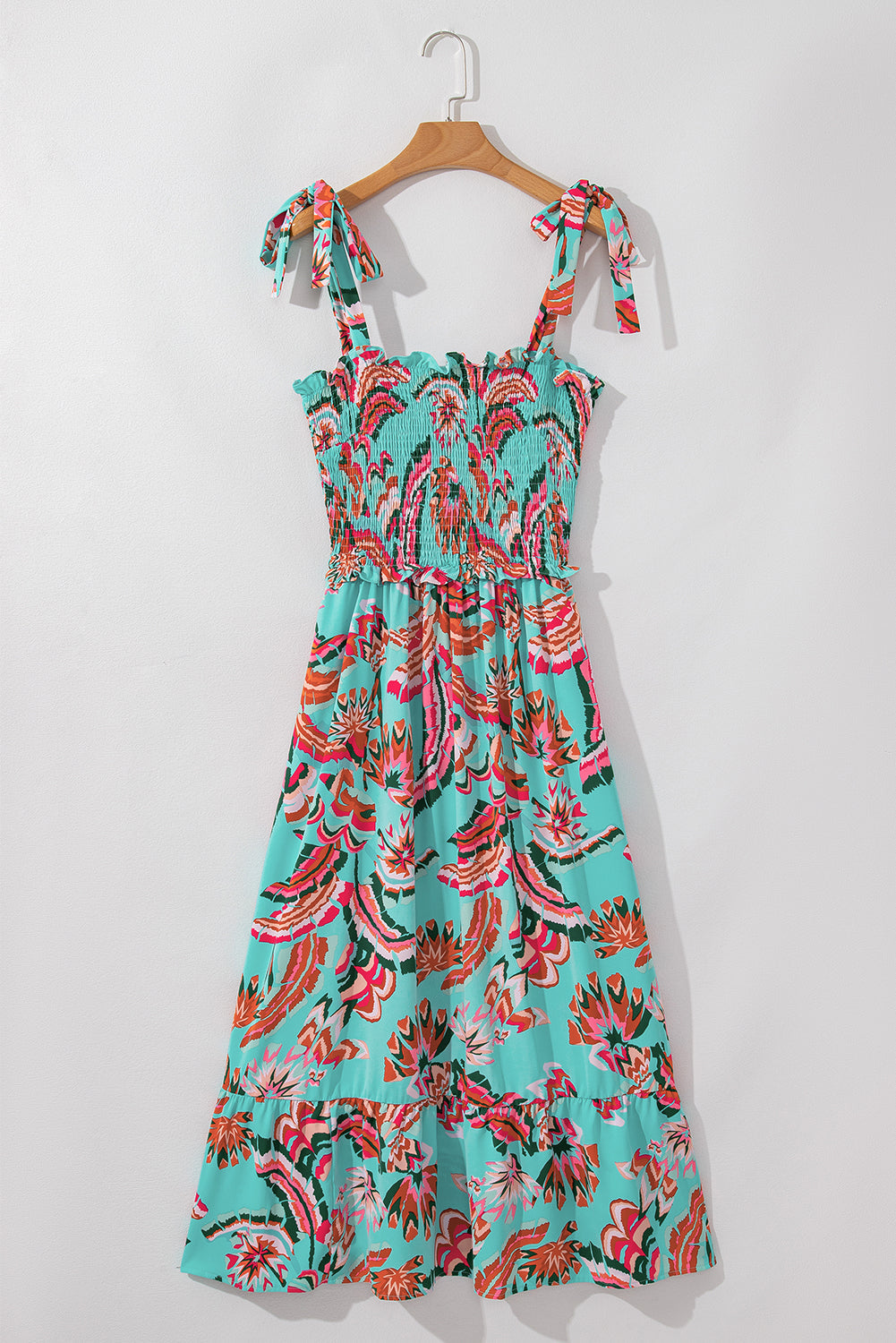 Robe longue à volants et bretelles nouées avec corsage à smocks et imprimé abstrait