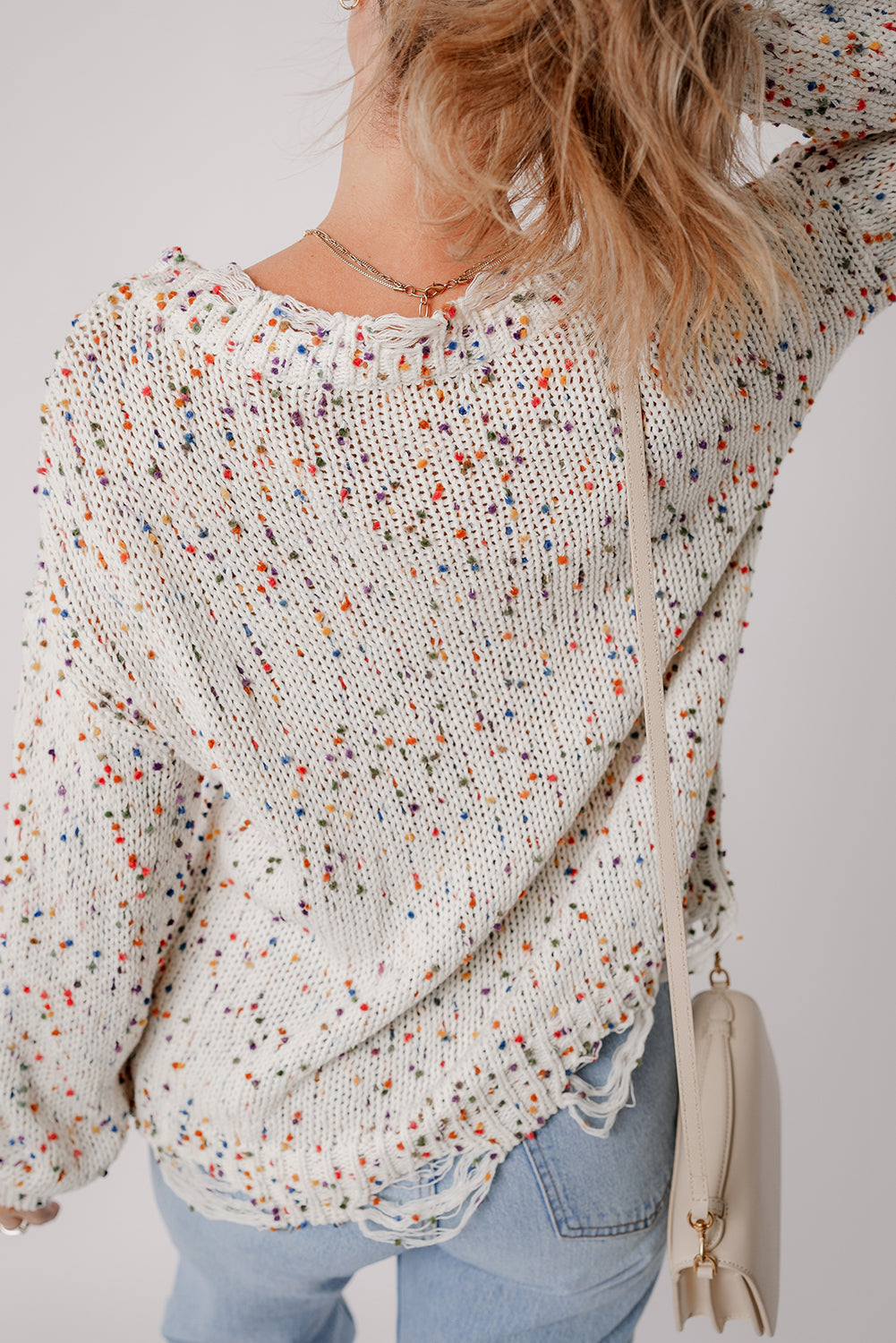 Pull en tricot vieilli à confettis colorés