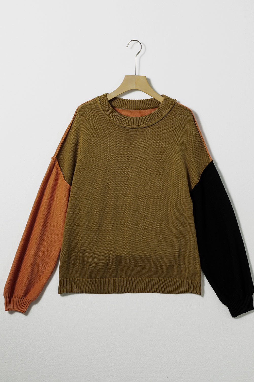 Pull à bordure côtelée et manches évêque color block