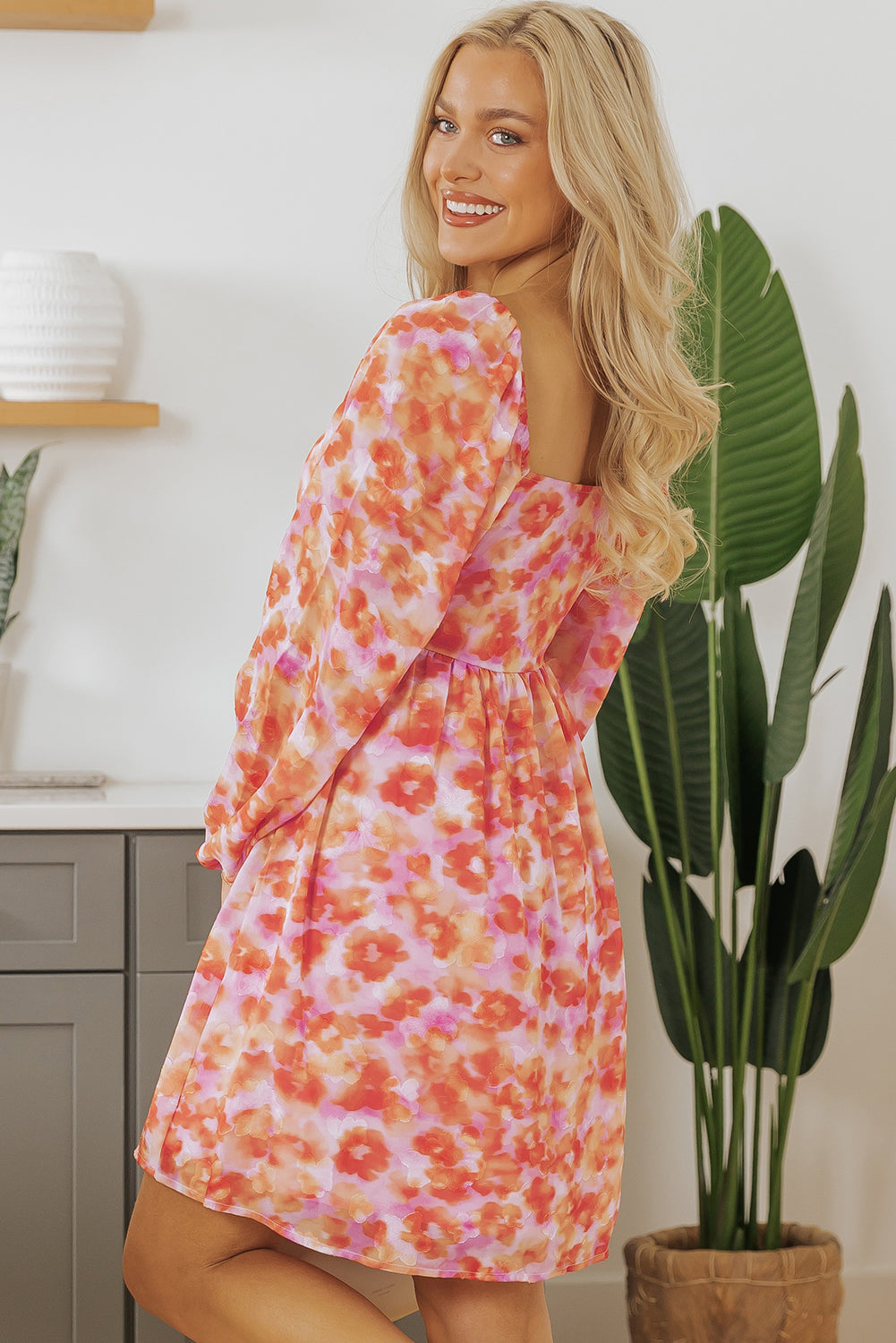 Mini-robe taille haute a imprimé floral et col carré