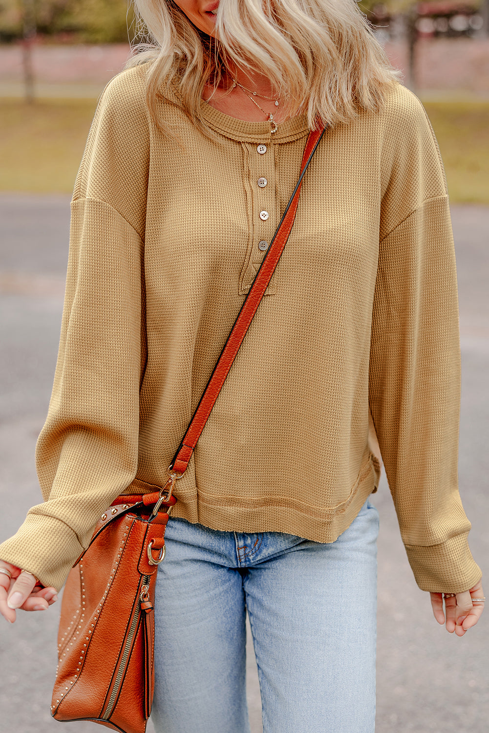 Haut oversize en tricot texturé a demi-boutons et épaules tombantes
