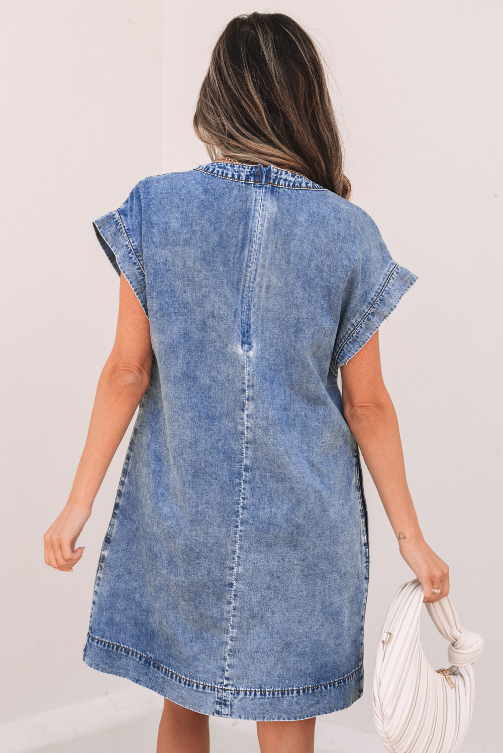 Robe droite en jean à manches courtes et col en V noué