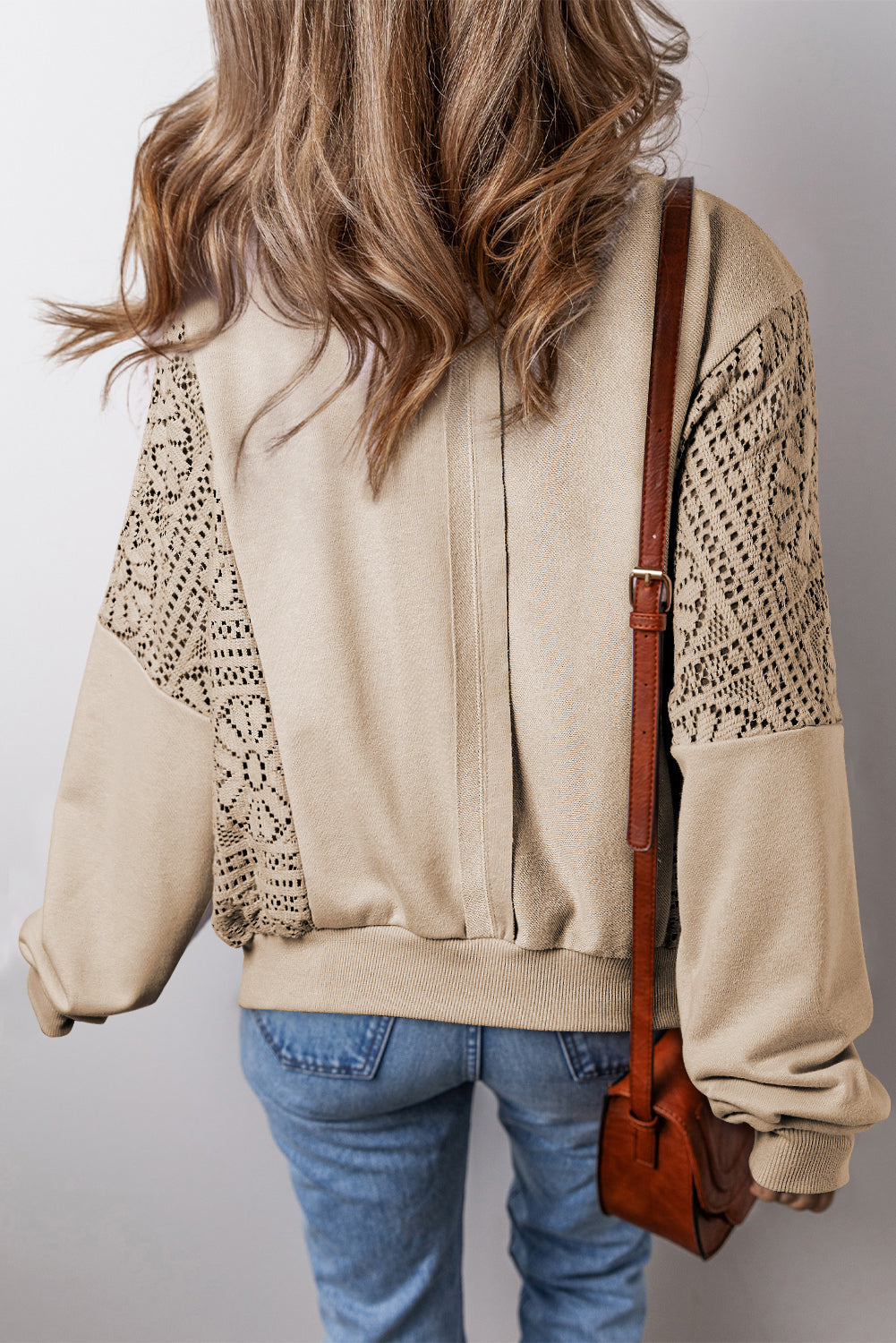 Sweat-shirt en tricot au crochet avec coutures apparentes et bordure côtelée