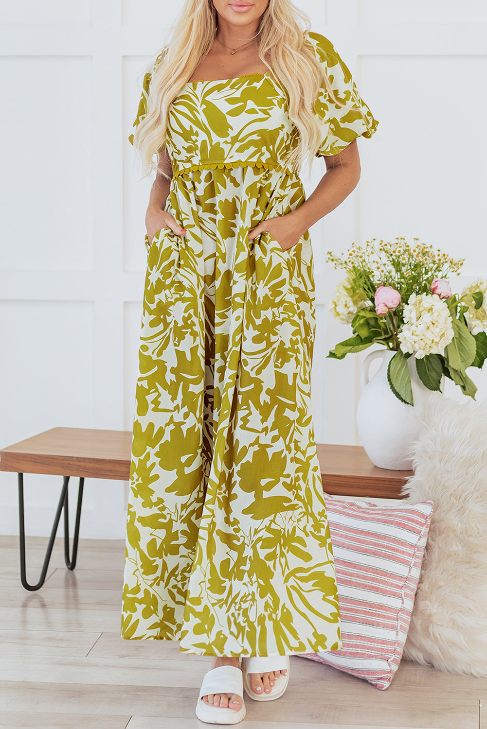 Robe longue fleurie taille haute à col carré et bordure festonnée