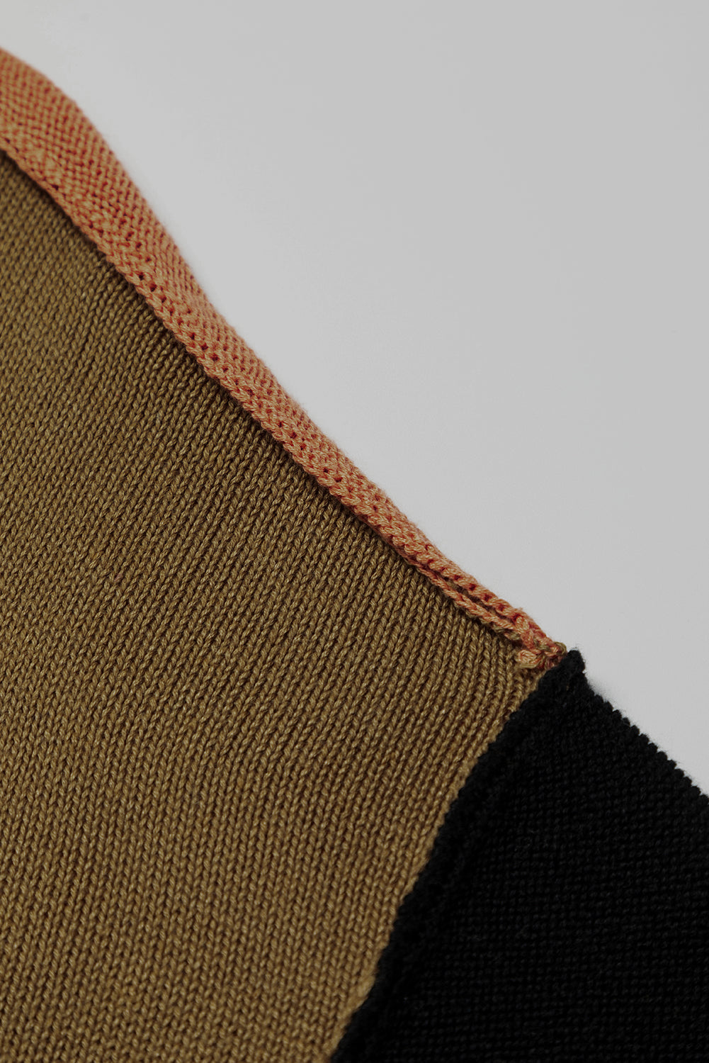 Pull à bordure côtelée et manches évêque color block