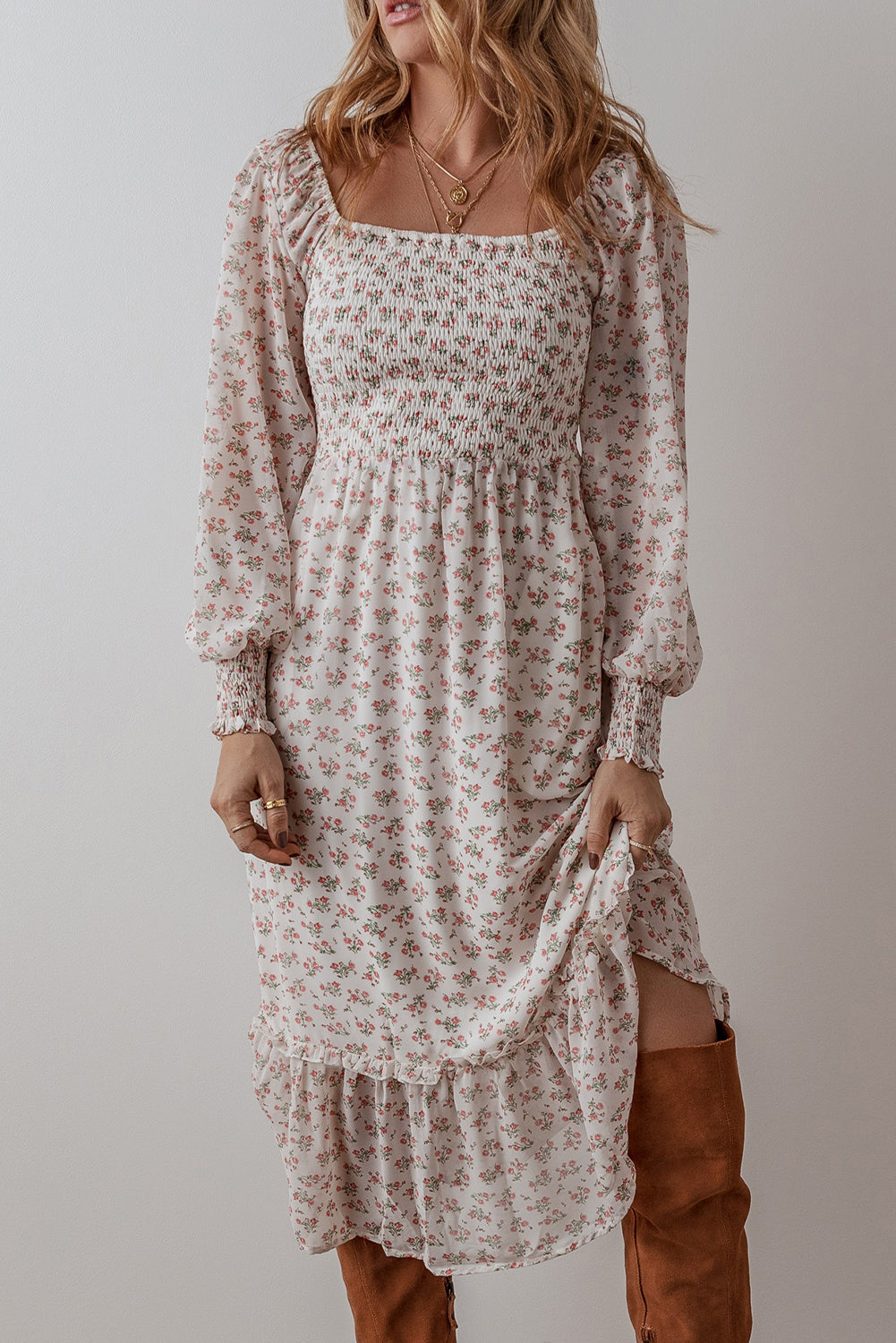 Robe midi froncée a imprimé floral et ourlet a volants, col carré