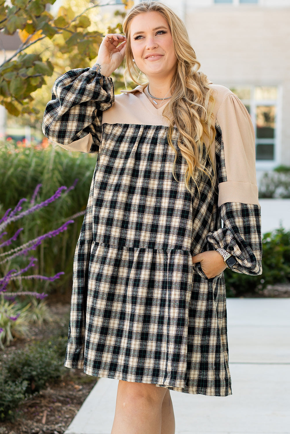 Mini-robe a carreaux en tricot gaufré avec col en V et col en V, grande taille