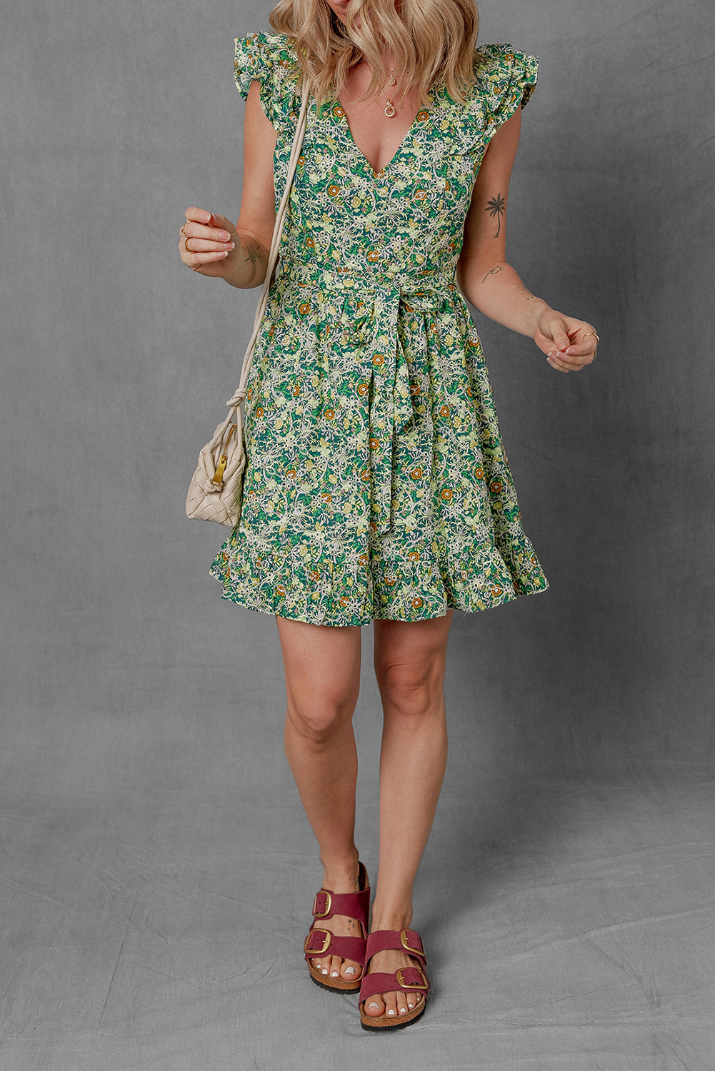Robe courte à volants, col en V, manches flottantes et imprimé floral