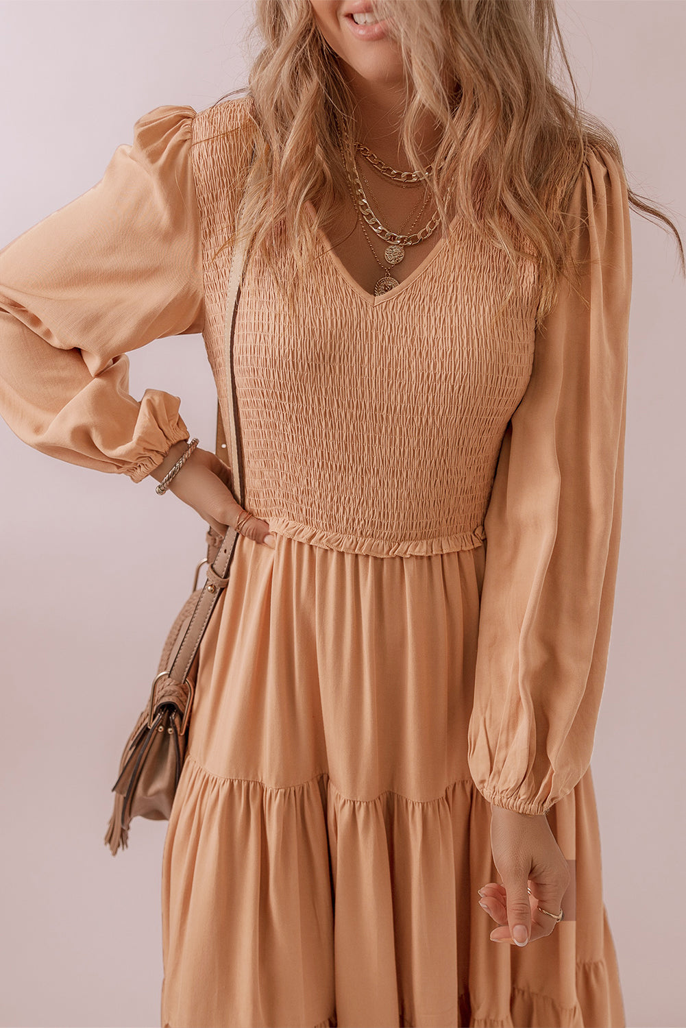Robe smockée à col en V et manches longues à volants