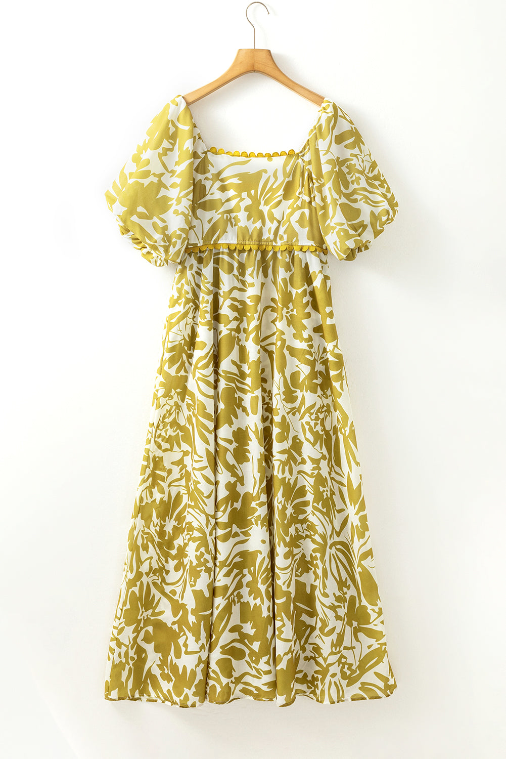 Robe longue fleurie taille haute à col carré et bordure festonnée