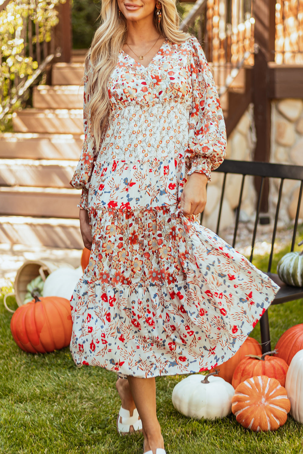 Robe mi-longue a volants et imprimé floral, manches longues, col en V