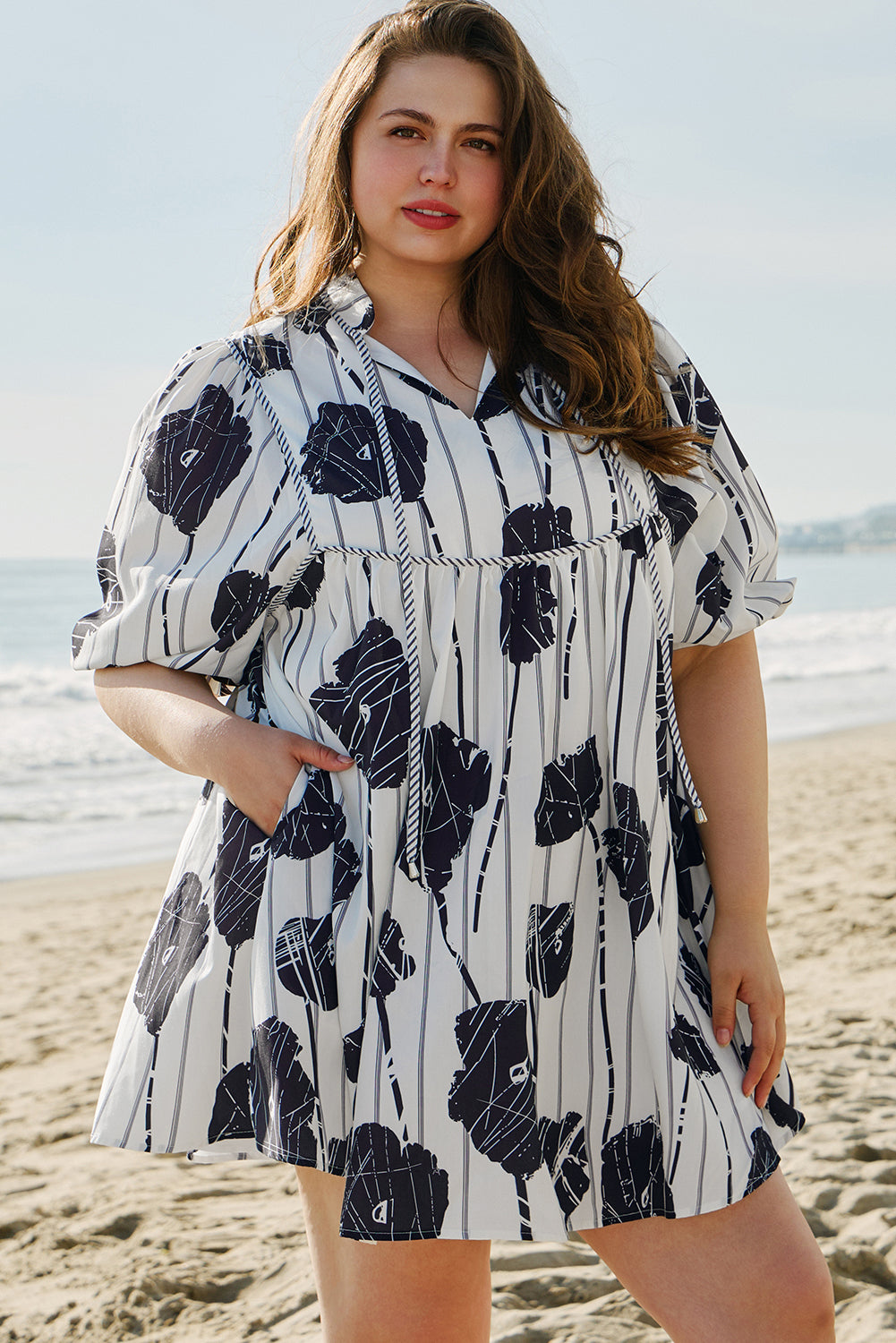 Robe courte fleurie grande taille à manches 3/4 bouffantes et col à lacets