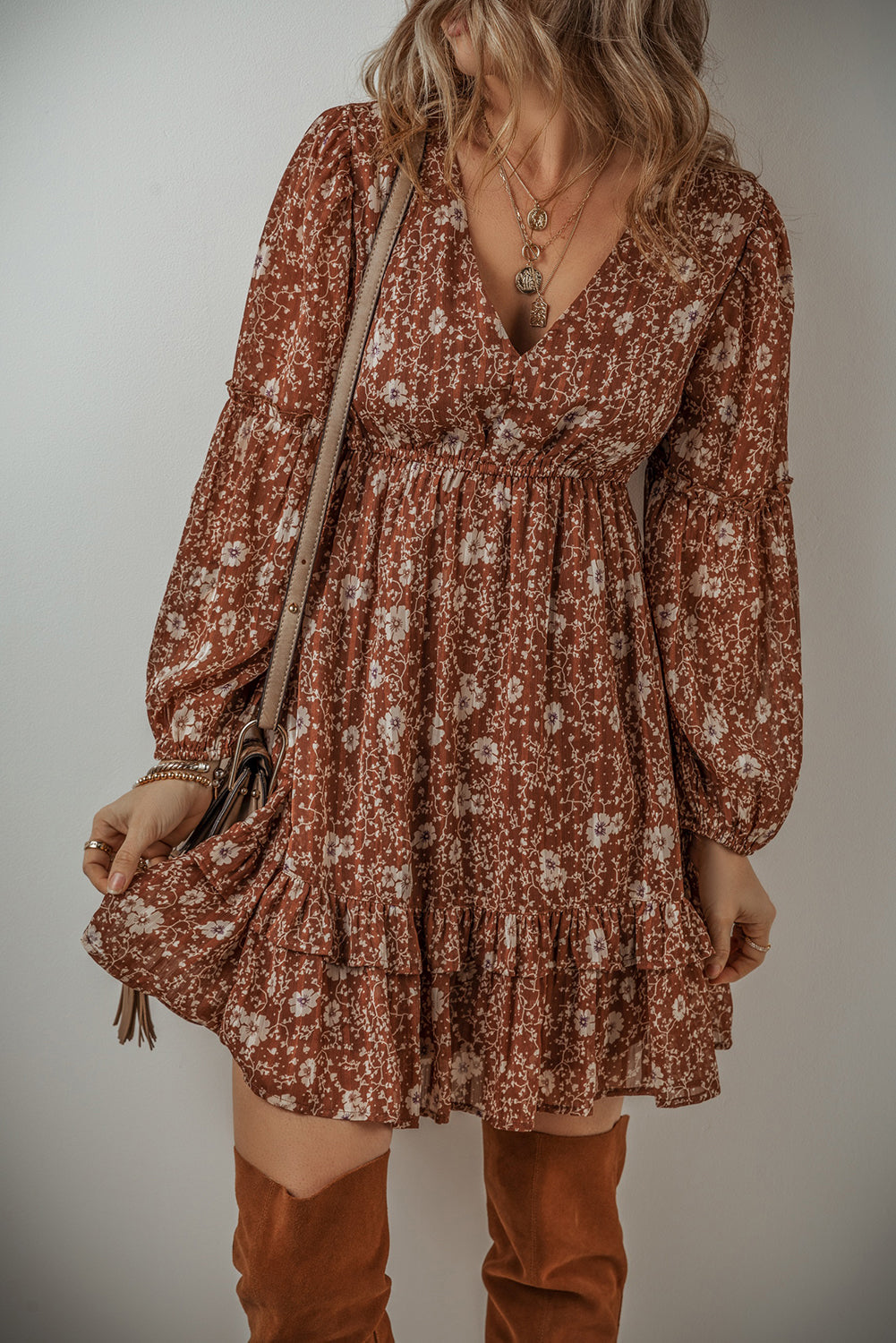 Mini-robe bohème florale à volants et manches bouffantes, col en V