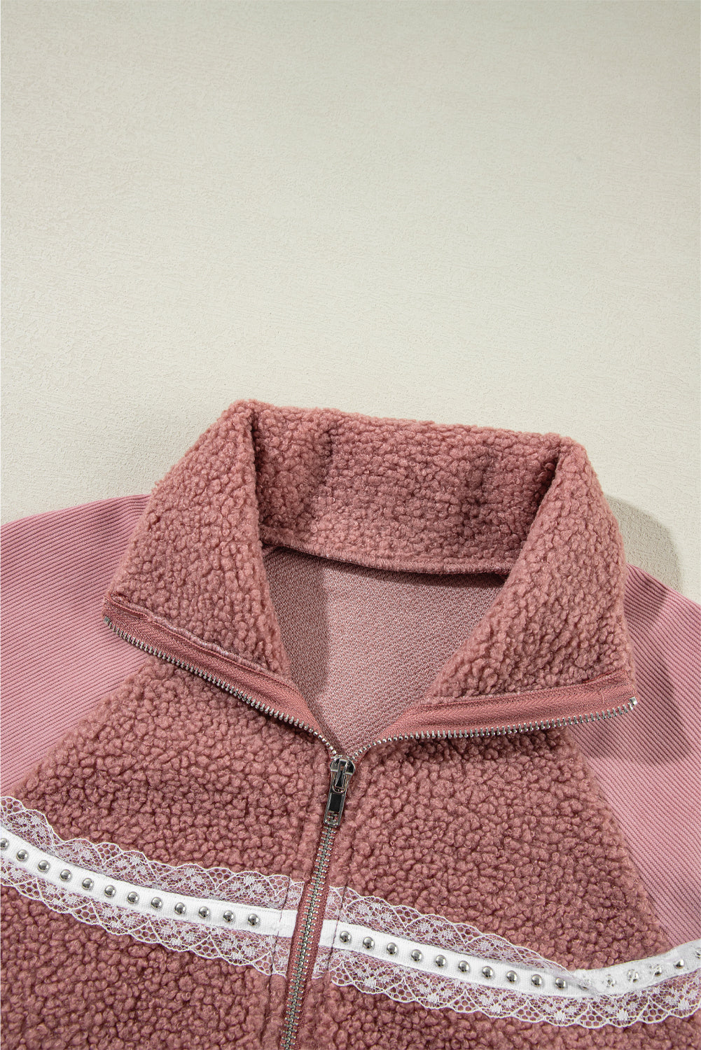 Veste zippée en sherpa patchwork en dentelle avec poignets élastiques