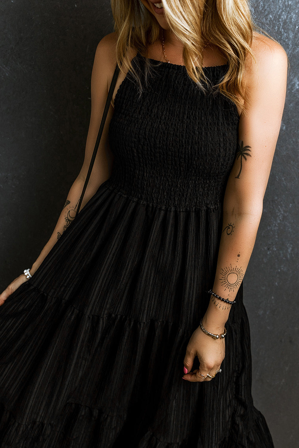 Robe longue smockée plissée à plusieurs niveaux et bretelles spaghetti