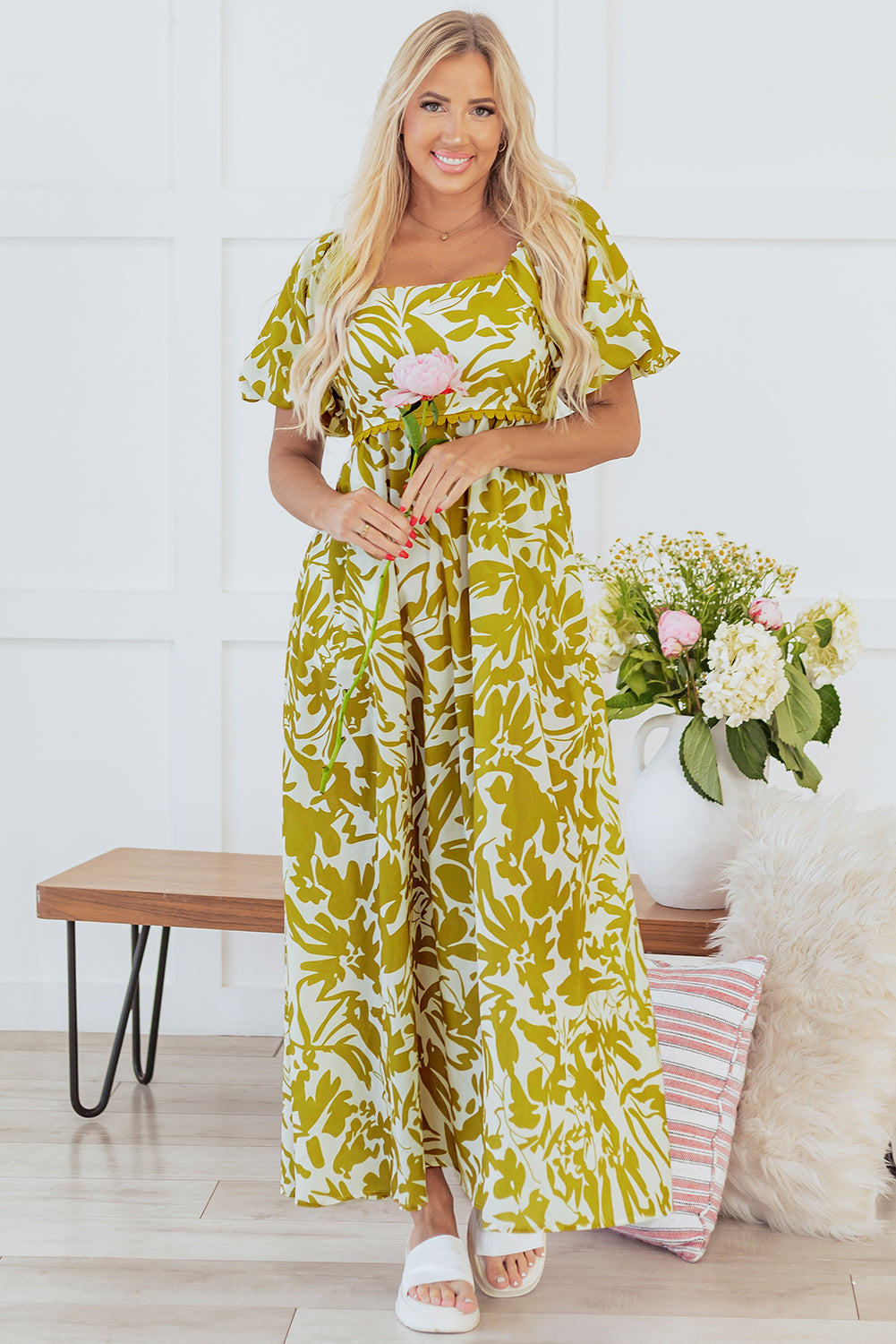 Robe longue fleurie taille haute à col carré et bordure festonnée