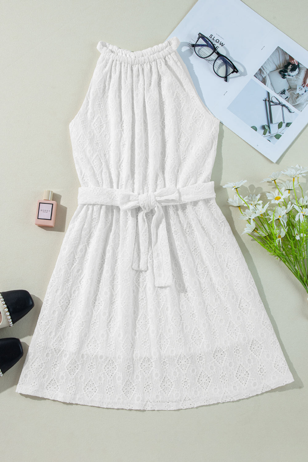 Mini-robe en dentelle sans manches avec nœud et dos ajouré et taille nouée