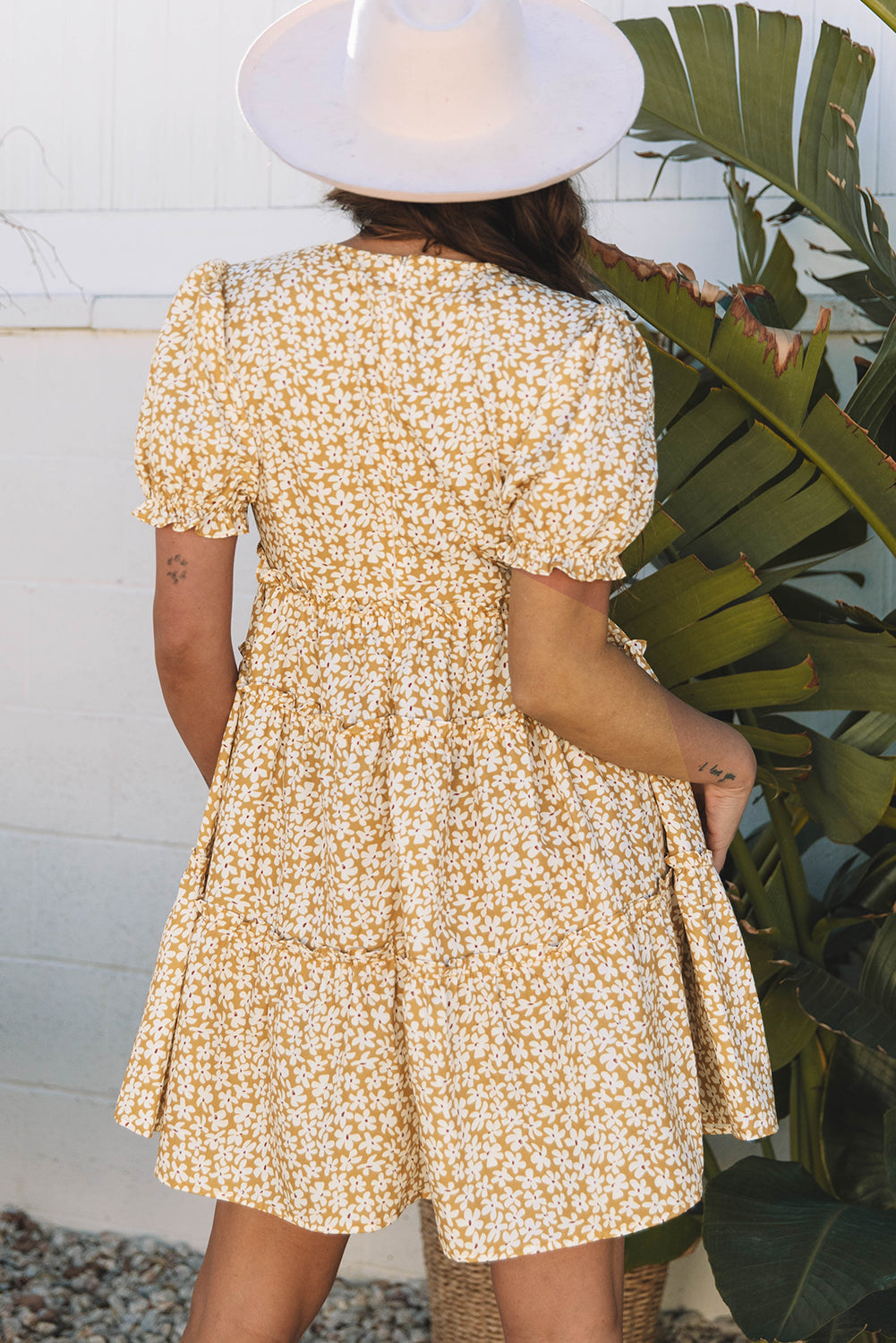 Mini-robe fleurie à volants et manches courtes, col en V