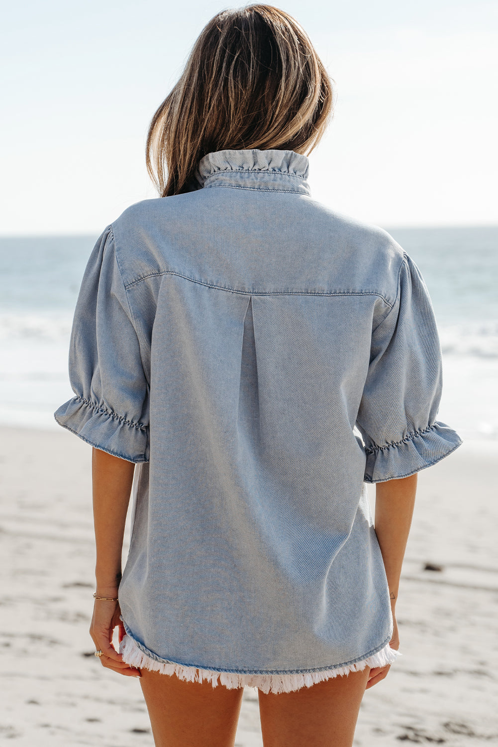 Chemise d'été en chambray à volants et manches courtes bouffantes