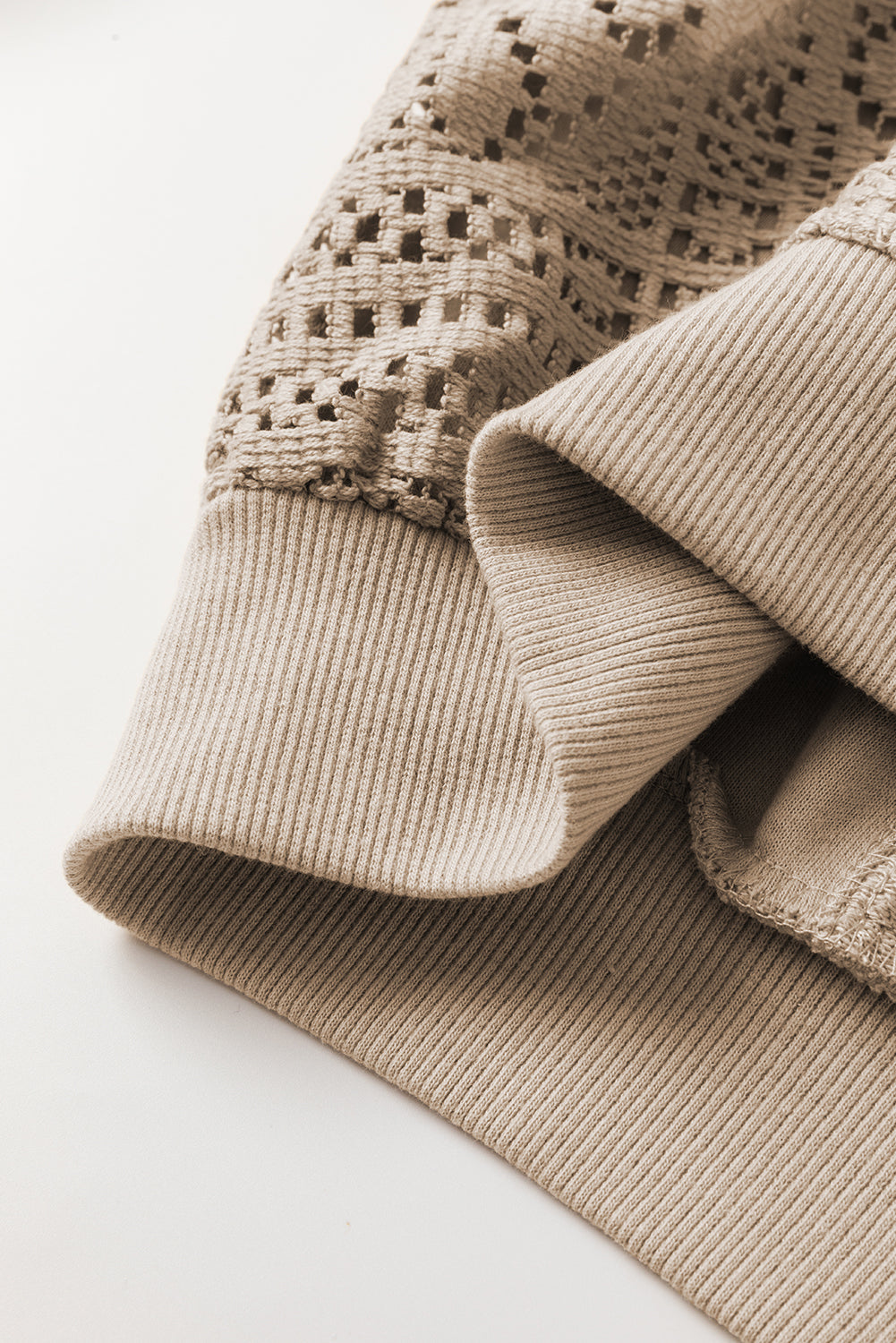 Sweat-shirt en tricot au crochet avec coutures apparentes et bordure côtelée