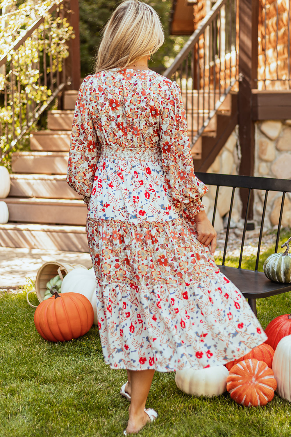Robe mi-longue a volants et imprimé floral, manches longues, col en V