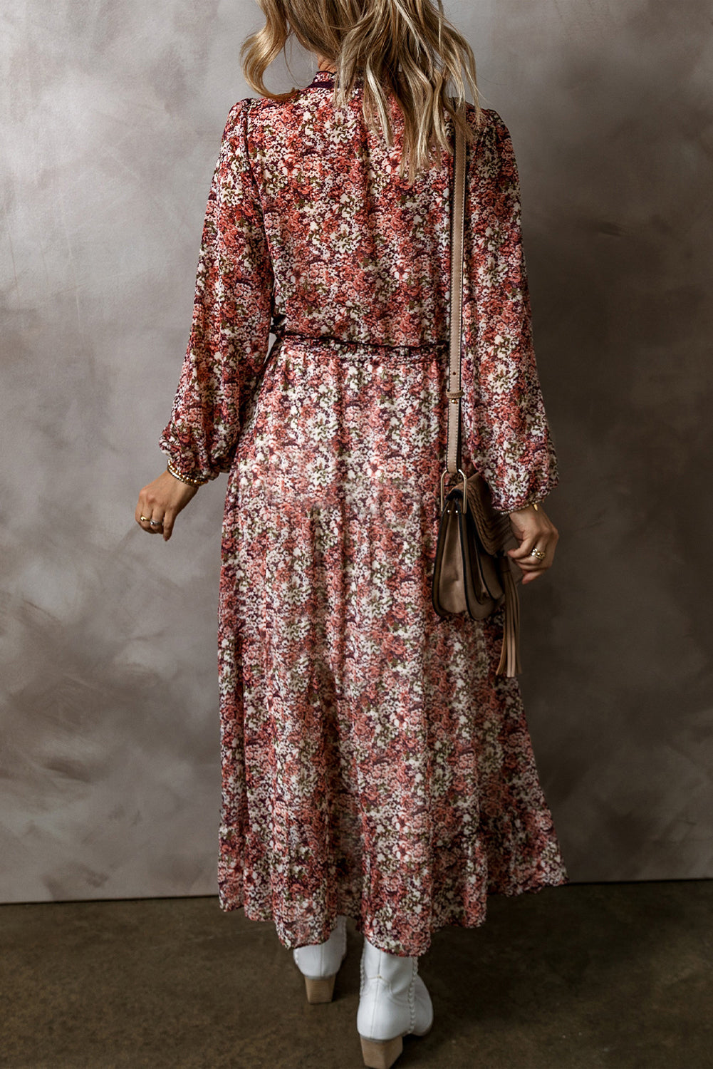 Robe midi a imprimé floral fendue sur le devant et volants a plusieurs niveaux et col en V