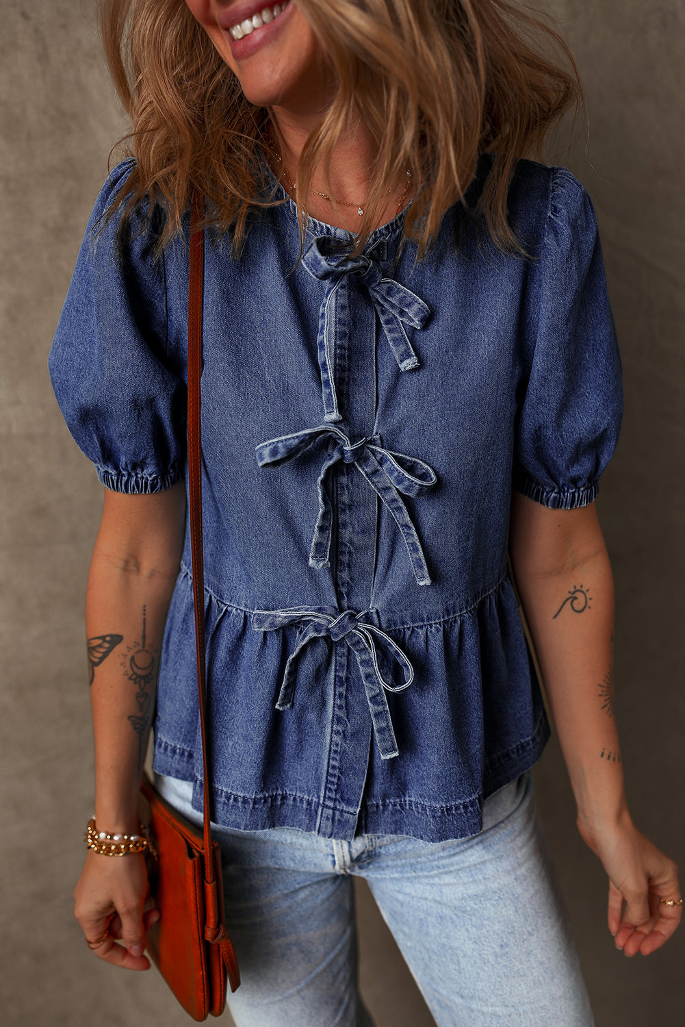Chemise en jean à basque et manches bouffantes nouées sur le devant