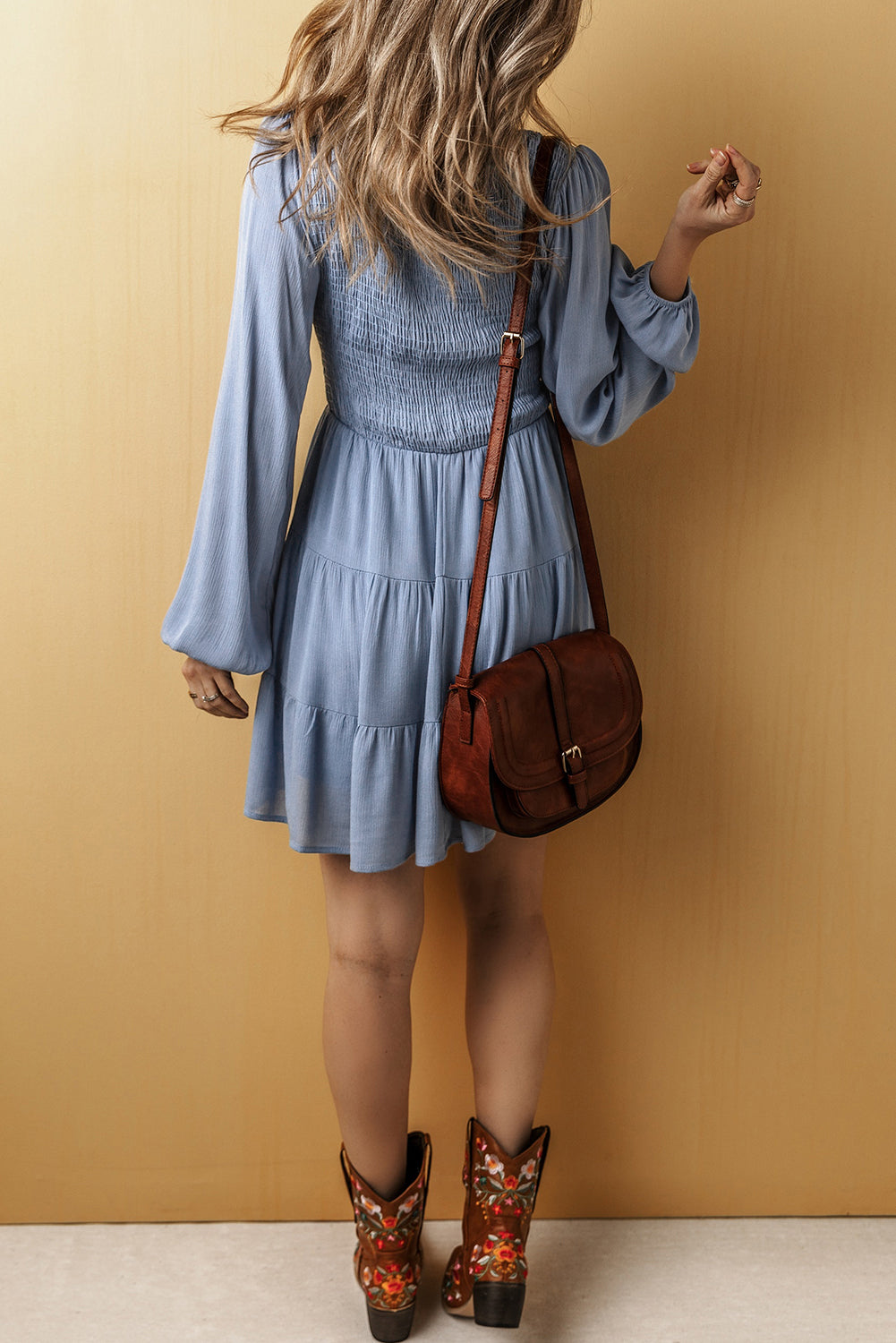 Mini-robe smockée a plusieurs niveaux et manches longues, col en V