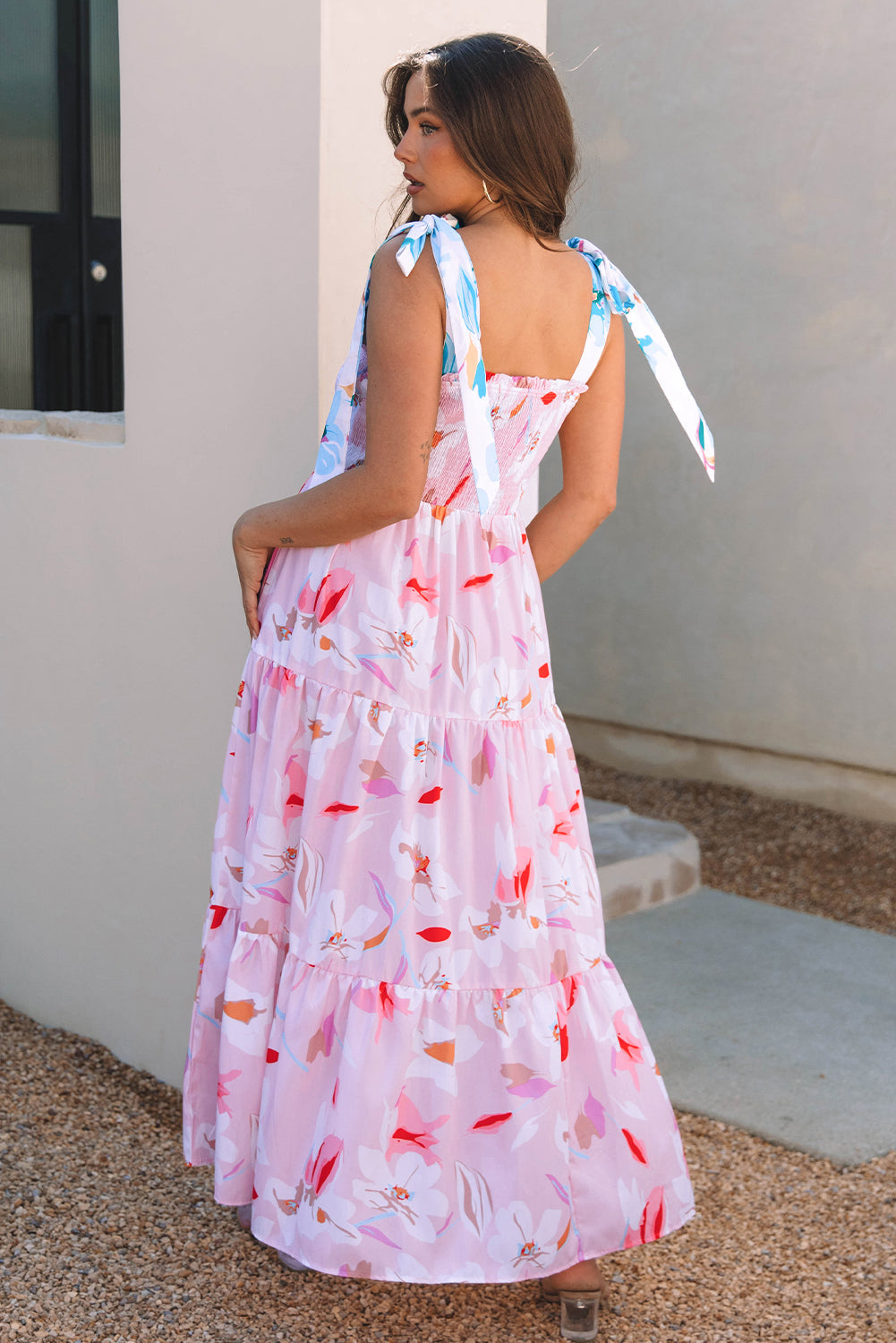 Robe longue smockée à imprimé floral et épaules nouées