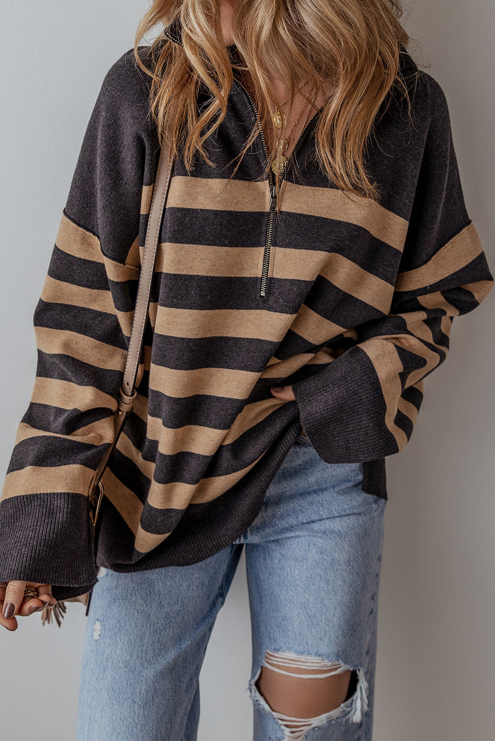 Pull surdimensionné à col et fermeture éclair sur un quart