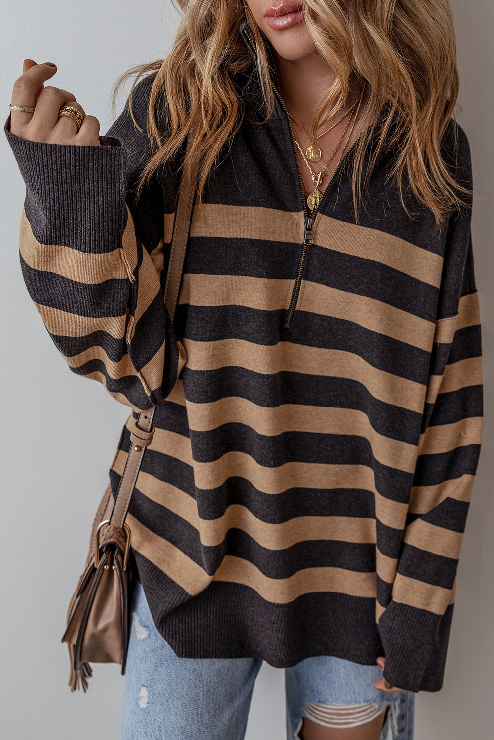Pull surdimensionné à col et fermeture éclair sur un quart