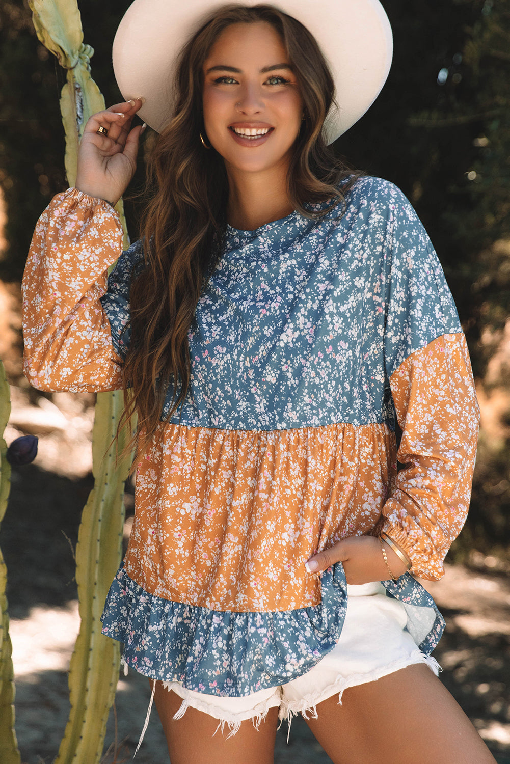 Blouse florale a col rond et ourlet a volants en patchwork de blocs de couleurs