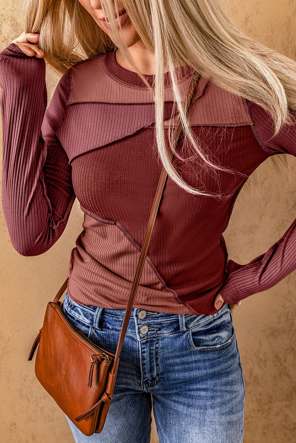 Haut en tricot cotelé à blocs de couleurs et coutures exposées