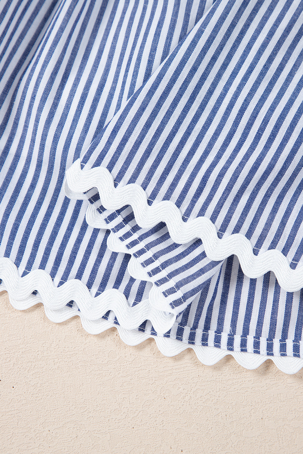 Robe courte sans manches à col en V cranté et à motif contrasté