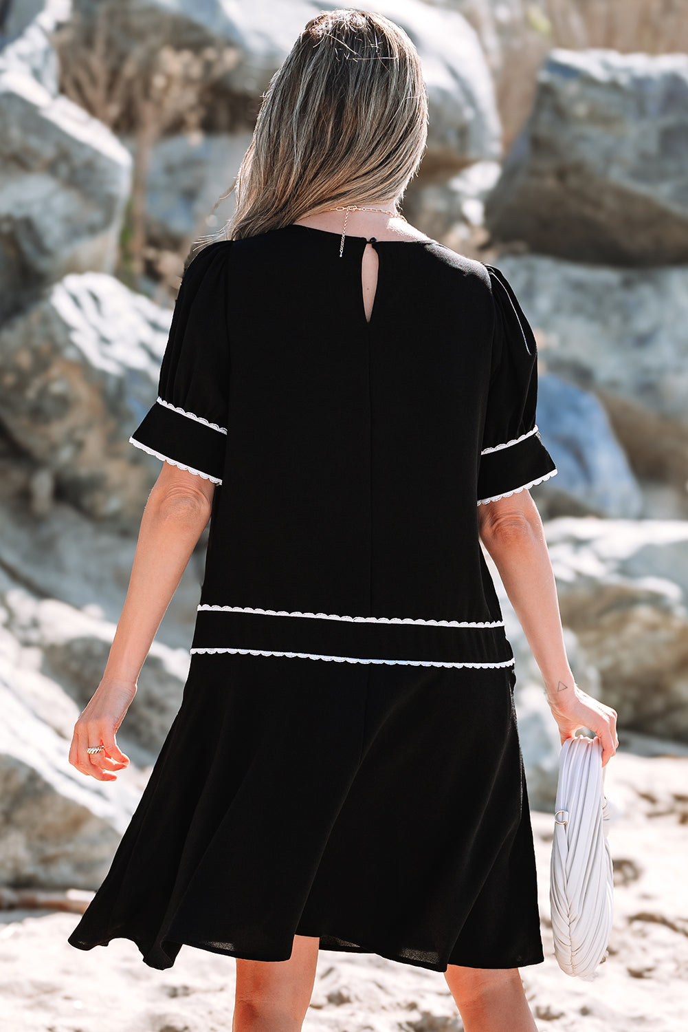Robe droite à manches mi-longues et bordure festonnée contrastée avec nœud