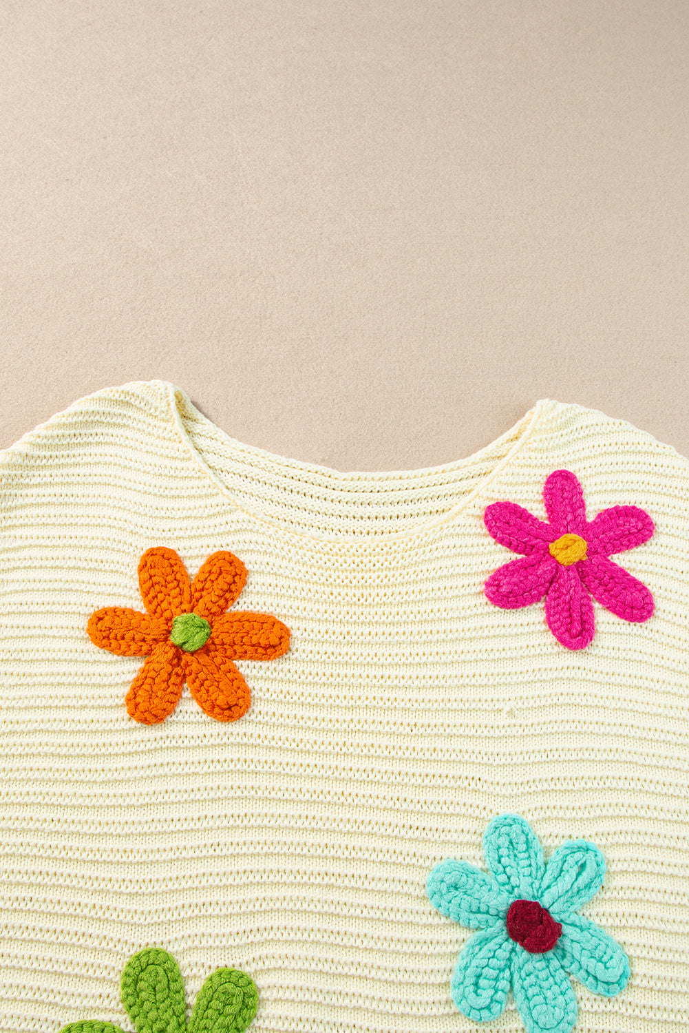 Haut tricoté a col rond en crochet fleuri