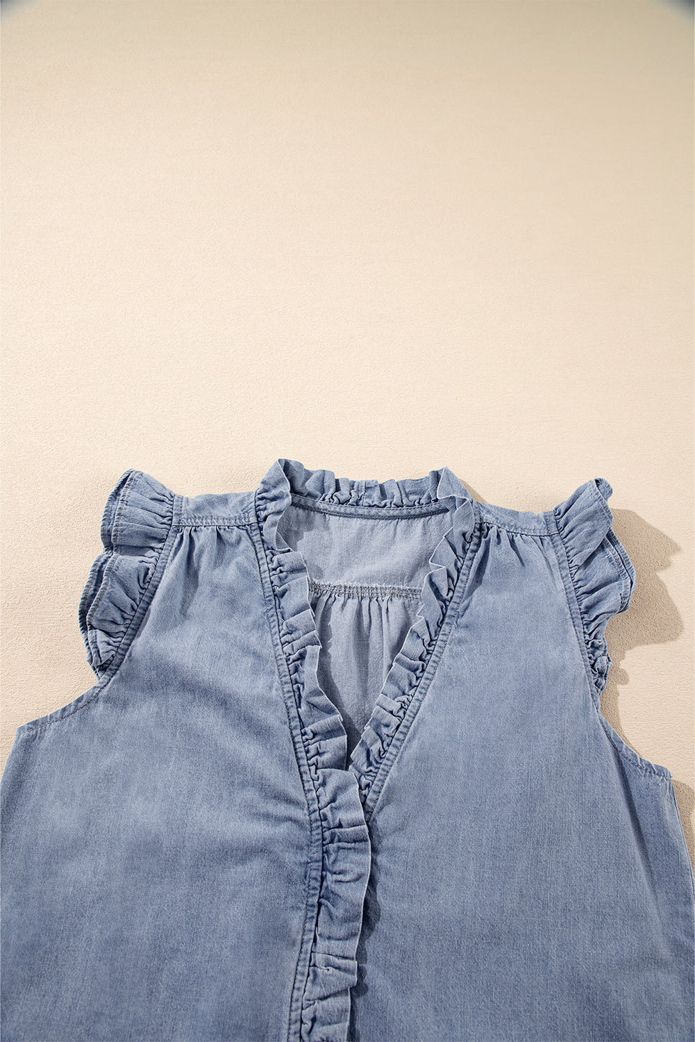 Débardeur en chambray à col en V et bordure à volants